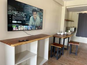 TV a/nebo společenská místnost v ubytování Lone Star Inn