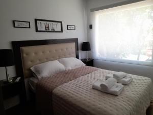 1 dormitorio con 1 cama con 2 toallas en Departamento Paso en Mar del Plata