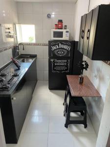 Virtuvė arba virtuvėlė apgyvendinimo įstaigoje Próximo a estação de trem e estádio do Engenhão.