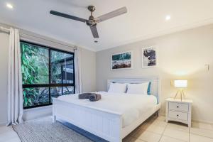Agnes Water的住宿－Casa Marinho Holiday Home Acreage，卧室配有白色的床和窗户。