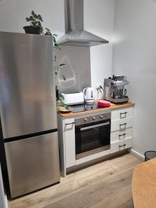 uma cozinha com um frigorífico de aço inoxidável em Retreat in Stirling em Stirling