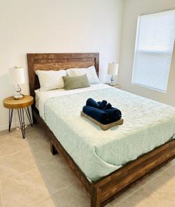 Un dormitorio con una cama con una toalla azul. en Escape getaway suite, en Port Saint Lucie