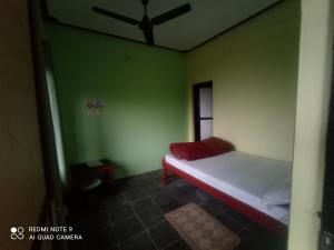 Krevet ili kreveti u jedinici u okviru objekta Begnas coffee house & hotel (guesthouse & coffee farm )