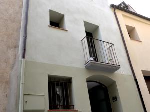 a white building with windows and a balcony at Apartamento Peralada, 2 dormitorios, 5 personas - ES-228-172 in Peralada