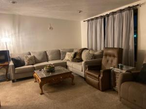 ein Wohnzimmer mit einem Sofa und einem Couchtisch in der Unterkunft Wild Rose in Salt Lake City