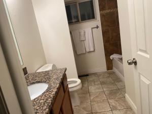ein Bad mit einem Waschbecken, einem WC und einer Dusche in der Unterkunft Wild Rose in Salt Lake City