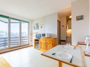 uma sala de estar com um lavatório e uma grande janela em Studio Peyragudes, 1 pièce, 4 personnes - FR-1-695-49 em Germ