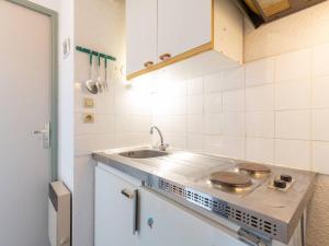 uma cozinha com um lavatório e uma bancada em Studio Peyragudes, 1 pièce, 4 personnes - FR-1-695-49 em Germ