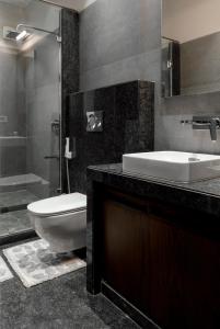 齋浦爾的住宿－Villa Olives, Vanashraya，浴室配有卫生间、盥洗盆和淋浴。
