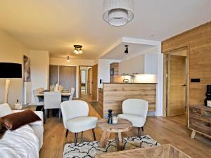 een kamer met een bed en stoelen en een keuken bij Appartement Huez, 2 pièces, 2 personnes - FR-1-645-60 in Huez