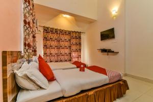 a hotel room with two beds and a window at Triple Beach Guest House in Benaulim