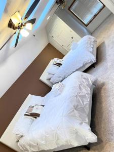 2 camas en una habitación con almohadas blancas en Paradise Home l Retreat & Event, en Sullivan
