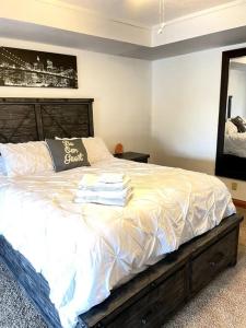 1 dormitorio con 1 cama grande y toallas. en Paradise Home l Retreat & Event, en Sullivan