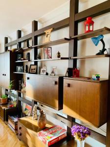 a living room with wooden shelves on the wall at Ankara Merkezde Piyanolu Daire in Ankara