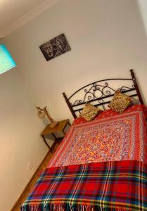 a bedroom with a bed with a colorful comforter at Ankara Merkezde Piyanolu Daire in Ankara