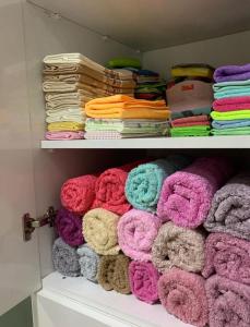 a closet filled with lots of different colored towels at Ankara Merkezde Piyanolu Daire in Ankara