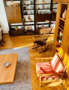 a living room with a chair and a table at Ankara Merkezde Piyanolu Daire in Ankara