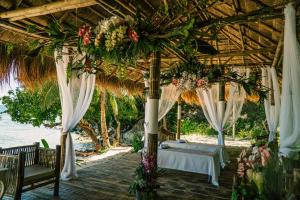 un padiglione con tavolo, sedie e fiori di Cayo Coco - Island Glamping All-Inclusive a Barangonan