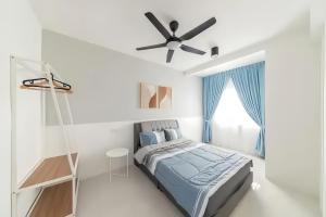 une chambre avec un lit et un ventilateur de plafond dans l'établissement Emerald Avenue Cameron Highlands, à Brinchang