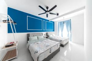 une chambre avec deux lits et un ventilateur de plafond dans l'établissement Emerald Avenue Cameron Highlands, à Brinchang