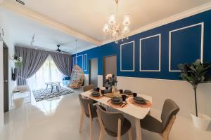 une salle à manger avec des murs bleus et une table et des chaises dans l'établissement Emerald Avenue Cameron Highlands, à Brinchang