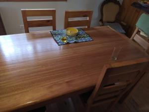 a wooden table with two cups on top of it at Acogedora casa en Algarrobo in San Antonio