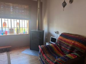 un soggiorno con letto e piano cottura di Acogedora casa en Algarrobo a San Antonio