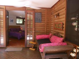 sala de estar con sofá y TV en Fairy Falls - romantic Daintree Rainforest retreat with enchanting waterfall en Cow Bay