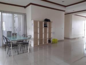 Posezení v ubytování John Residence Lippo Karawaci Tangerang