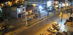 une rue de la ville la nuit avec des voitures garées dans l'établissement Hotel Riviera Inka Paracas, à Paracas