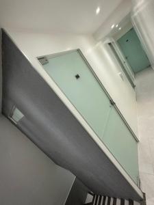 uma casa de banho com uma grande janela no tecto em Quarto privativo com banheiro compartilhado em Pousada recém construída,a 500mts do pátio do forró em Caruaru
