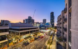 een uitzicht op een straat met auto's en gebouwen bij Frome Apartments in Adelaide