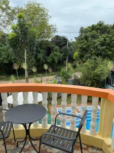 een tafel en stoelen op een balkon met uitzicht bij Paradise panglao pool villa 