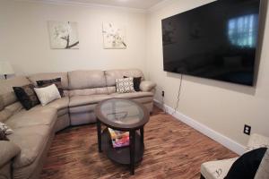 TV a/nebo společenská místnost v ubytování Cozy Aggieland Vacay