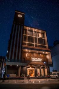 budynek z wieżą zegarową na górze w obiekcie The Vilana Luxurious Hotel in Rishikesh , Uttarakhand w mieście Rishikesh