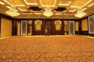 duży pokój z salą balową z parkietem tanecznym w obiekcie The Vilana Luxurious Hotel in Rishikesh , Uttarakhand w mieście Rishikesh