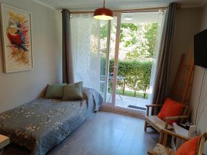 a bedroom with a bed and a sliding glass door at Departamento hermoso, cómodo, totalmente equipado in Pucón