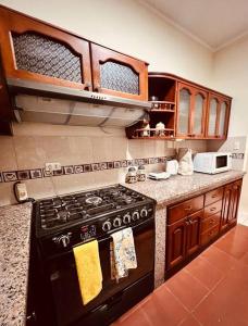 a kitchen with a black stove top oven at Amplia, independiente y segura vivienda de 2 habitaciones in Machala