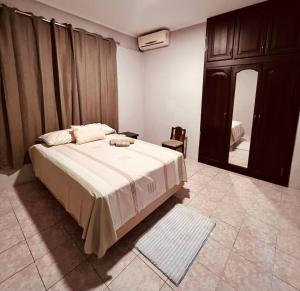 a bedroom with a large bed and a mirror at Amplia, independiente y segura vivienda de 2 habitaciones in Machala