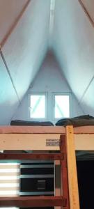 ein Hochbett in einem Zimmer mit zwei Fenstern in der Unterkunft The Mangrove in Sematan