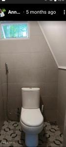 bagno con servizi igienici bianchi in camera di The Mangrove a Sematan