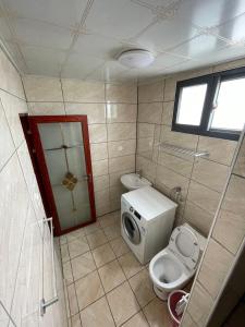 uma casa de banho com um WC e um lavatório em Efate Motel em Port Vila