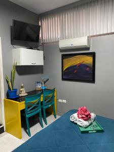 a living room with a table and a dining room at SUITES FullHouse in Guayaquil
