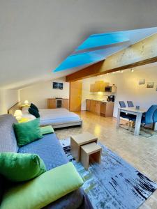 ein Wohnzimmer mit einem Sofa und einem Bett in der Unterkunft Apartment Ladinger in Radstadt
