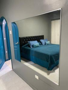 um reflexo de espelho de uma cama num quarto em SUITES FullHouse em Guayaquil