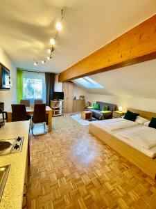 ein Schlafzimmer mit einem großen Bett und ein Wohnzimmer in der Unterkunft Apartment Ladinger in Radstadt