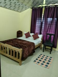 - une chambre avec un lit doté de rideaux violets et d'une chaise dans l'établissement Samz estate stay 2BHK, à Madikeri