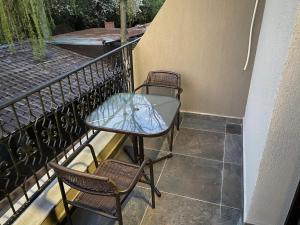 un tavolo e 2 sedie sul balcone di Valivillas Studio & Apartaments a Bucarest