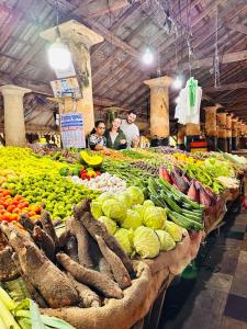 einen Markt mit vielen verschiedenen Arten von Gemüse in der Unterkunft Villa Aroshina with cooking class in Galle