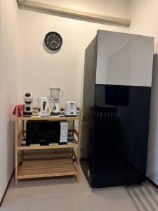 een keuken met een magnetron en een klok aan de muur bij Apartment in Ban Mae Nam